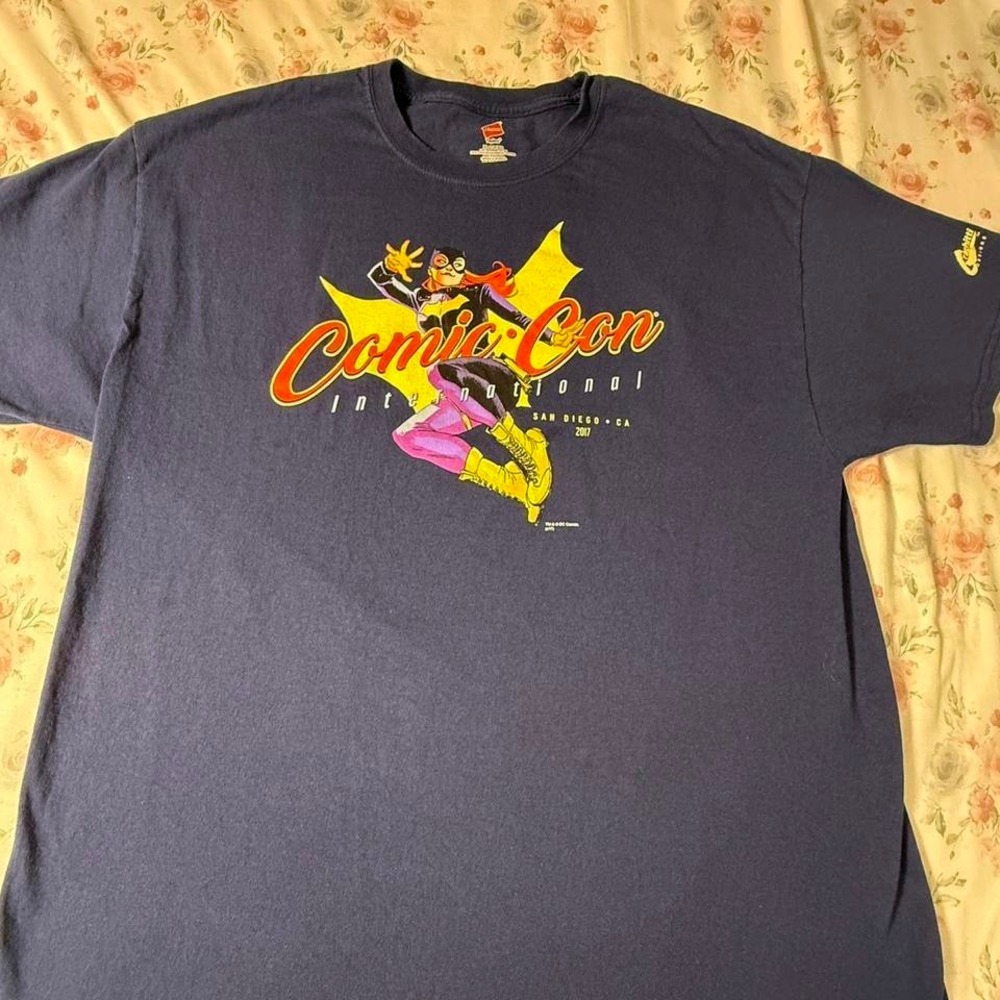 2017 San Diego Comic-Con T-Shirt Batgirl Graphitti Designs Hanes XL‎ 22x30